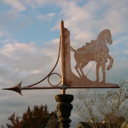 girouette de toit, girouette de toit artisanale, girouette de jardin artisanale, girouette de jardin originale, fabrication girouette de toit, girouetterie coudray macouard, fabrication girouette de toit, fabricant de girouette artisanale, fabricant de girouette, fabricant de girouette maine et loire, girouette chasseur, girouette animal, girouette cheval