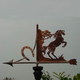 girouette de toit, girouette de toit artisanale, girouette de jardin artisanale, girouette de jardin originale, fabrication girouette de toit, girouetterie coudray macouard, fabrication girouette de toit, fabricant de girouette artisanale, fabricant de girouette, fabricant de girouette maine et loire,